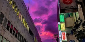 Ο μωβ ουρανός στην Ιαπωνία πριν χτυπήσει ο τυφώνας