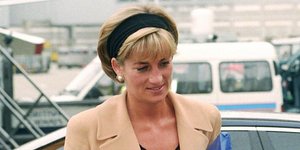 Η πριγκίπισσα Νταϊάνα με μπεζ κοστούμι