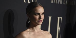 Η Νάταλι Πόρτμαν με μαύρο στράπλες φόρεμα Dior