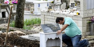 Το μνήμα του Κωνσταντίνου Κατσίφα στο χωριό Βουλιαράτες στην Αλβανία