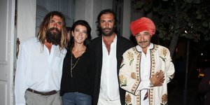 O Νικολά Λεφέβρ ποζάρει με άλλα άτομα