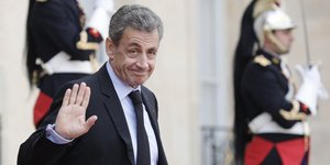 Ο Νικολά Σαρκοζί χαιρετά