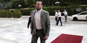 Ο Νίκος Παππάς ανεβαίνει τα σκαλιά της Βουλής