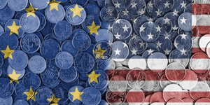 Νομίσματα και σημαίες ΗΠΑ και Ευρωπαϊκής Ενωσης