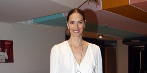 Η Νόνη Δούνια με λευκή μπλούζα και τζιν παντελόνι