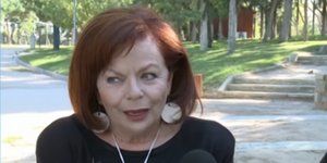Η Νόρα Κατσέλη με μεγάλη σκουλαρίκια