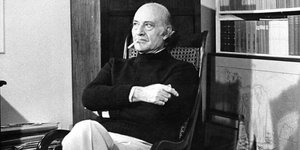 Οδυσσέας Ελύτης καθιστός με τσιγάρο 