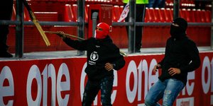 Κουκουλοφόροι στα επεισόδια στου Ρέντη