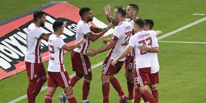 Οι ποδοσφαιριστές του Ολυμπιακού πανηγυρίζουν γκολ κόντρα στον ΟΦΗ