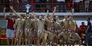 Παίκτες πόλο του Ολυμπιακού πανηγυρίζουν με το τρόπαιο