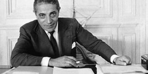 Στο σφυρί τα έπιπλα του γραφείου του Ωνάση