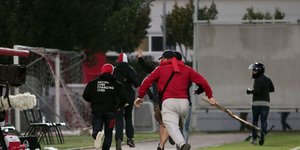 Οπαδοί με καδρόνια σε γήπεδο στου Ρέντη
