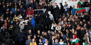 Μαυροφορεμένοι οπαδοί της Βουλγαρίας αποχωρούν από το γήπεδο
