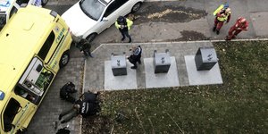 Ο δράστης στο Οσλο δίπλα στο τρακαρισμένο ασθενοφόρο. Μόλις τον έχει ακινητοποιήσει η αστυνομία