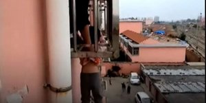 Τετράχρονο αγόρι κρέμεται στο κενό από το παράθυρο του σπιτιού του στην Κίνα