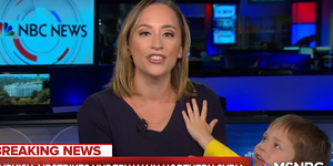 Παιδί πιάνει ρεπόρτερ σε στούντιο