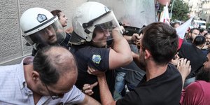 Μάχες σώμα με σώμα μεταξύ των αστυνομικών και των μελών του ΠΑΜΕ