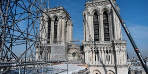 Ο Ναός της Παναγίας των Παρισίων στη γαλλική πρωτεύουσα με σκαλωσιές μετά τη φωτιά