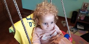 Ο μικρός Παναγιώτης -Ραφαήλ που πάσχει από Νωτιαία Μυϊκή Ατροφία τύπου Ι