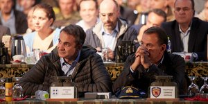 Ο Νίκος Παναγιωτόπουλος παρακολουθεί την άσκηση Παρμενίων δίπλα σε Κυριάκο Μητσοτάκη