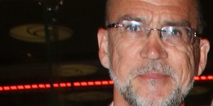 Ο Πάνος Μεταξόπουλςο με γυαλιά