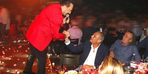 Ο Λευτέρης Πανταζής χαιρετά τον Πάνο Καμμένο στα μπουζούκια