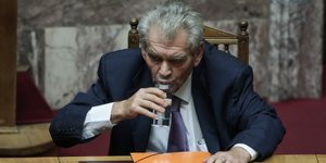 Ο Δημήτρης Παπαγγελόπουλος στη Βουλή πίνει νερό