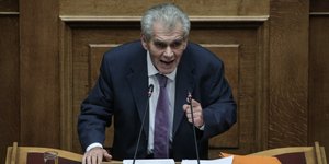 Ο Δημήτρης Παπαγγελόπουλος στο βήμα της Βουλής