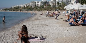Πλήθος κόσμου βρέθηκε στις παραλίες της Αθήνας
