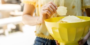 πατατάκια σε κιτρινο μπολ