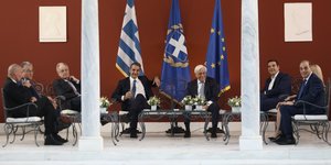 Οι πολιτικοί αρχηγοί της Βουλής κάθονται με τον Προκόπη Παυλόπουλο