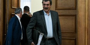 Παύλος Πολάκης με φάκελο 