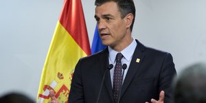 Πεδρο Σάντσεθ μπροστα από σημαία