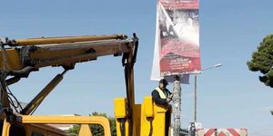 Υπάλληλος του δήμου αφαιρεί διαφημιστική αφίσα