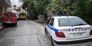 Περιπολικό και ασθενοφόρο σε γειτονιά