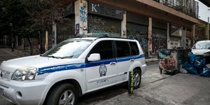 Περιπολικό στα Εξάρχεια δίπλα σε σκουπίδια