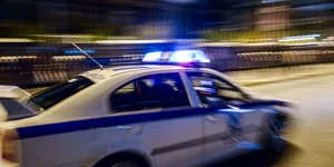 Περιπολικό κινείται τη νύχτα