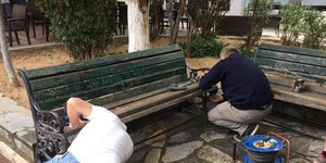 εργατες φτιαχνουν παγκάκι