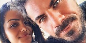 Ο Ακης Πετρετζίκης με την Μιρένια