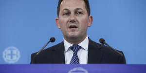 Καρφιά από Καθημερινή, Τα Νέα και το Βήμα για τον Στέλιο Πέτσα