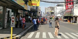 Κάτοικοι στις Φιλιππίνες στους δρόμους