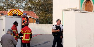 Πυροσβέστες και αστυνομική στην πόλη Μπαγιόν της Γαλλίας όπου έγινε η επίθεση
