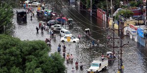 πλημμύρες κόσμος στο δρόμο 