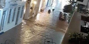 Πλημμύρισαν οι δρόμοι στην Ερμούπολη της Σύρου