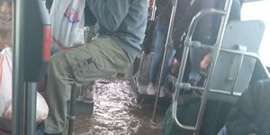Απίστευτο: Λεωφορείο στον Ασπρόπυργο πλημμύρισε και οι επιβάτες κρέμονταν για να «σωθούν»
