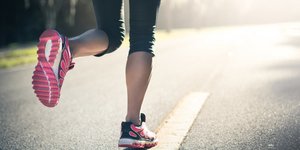 Γυναίκεια πόδια που τρέχουν σε δρόμο