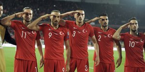 Ποδοσφαιριστές της Τουρκίας χαιρετούν στρατιωτικά