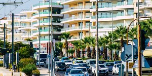 πολυκατοικιες και μπροστά κίνηση