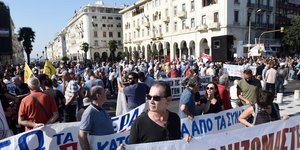 Σε εξέλιξη η πορεία στη Θεσσαλονίκη