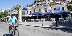 Ποδηλάτης στη πλατεία του Πόρου